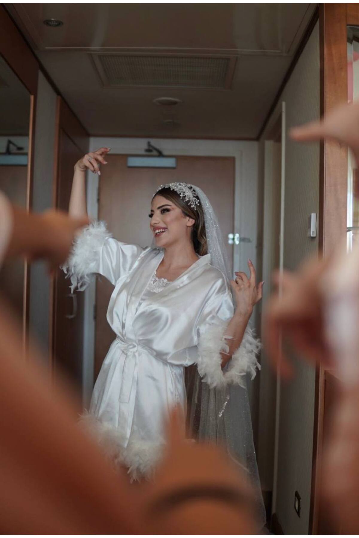 Kadın Beyaz Kollar Ve Etek Ucu Kaz Tüylü Saten Bride Sabahlık