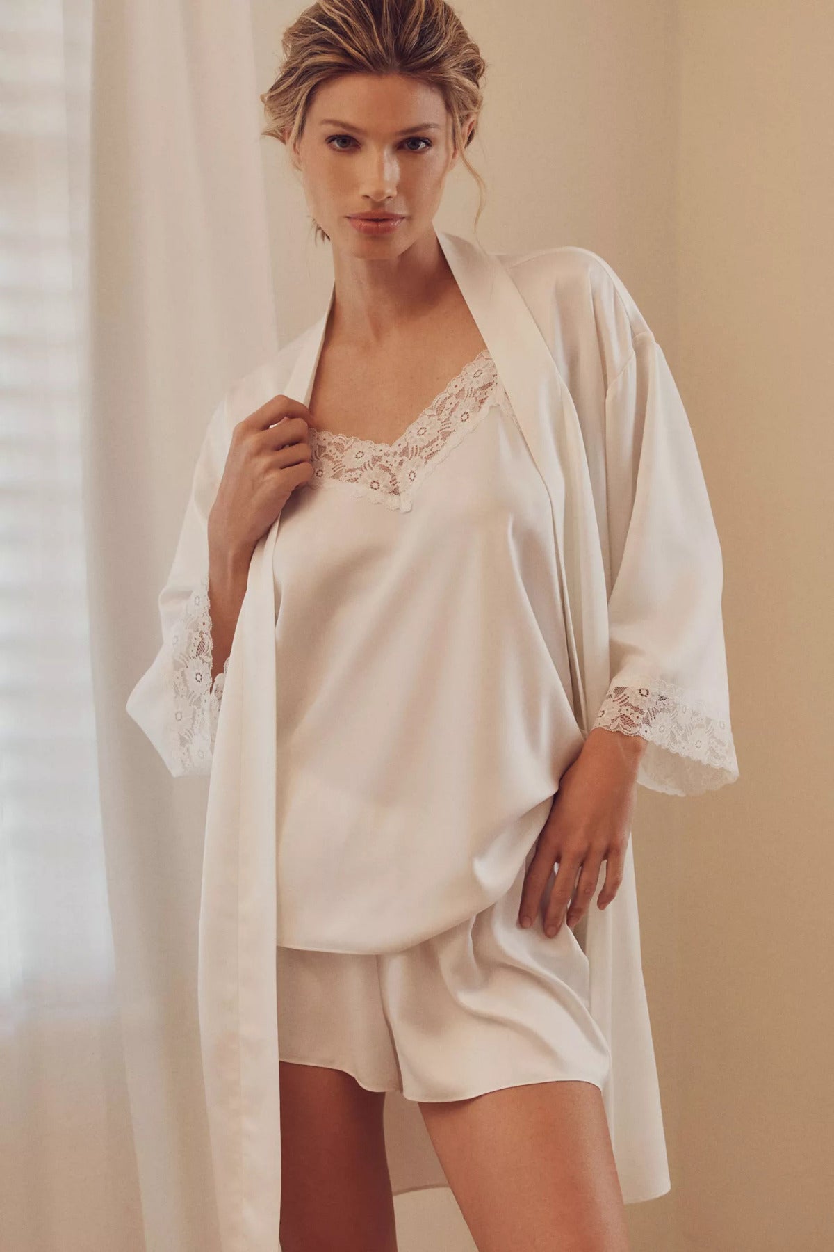 Bride Nakışlı Sade Kısa Gelin Sabahlığı