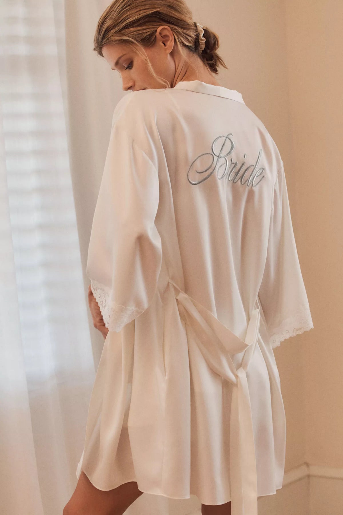 Bride Nakışlı Sade Kısa Gelin Sabahlığı