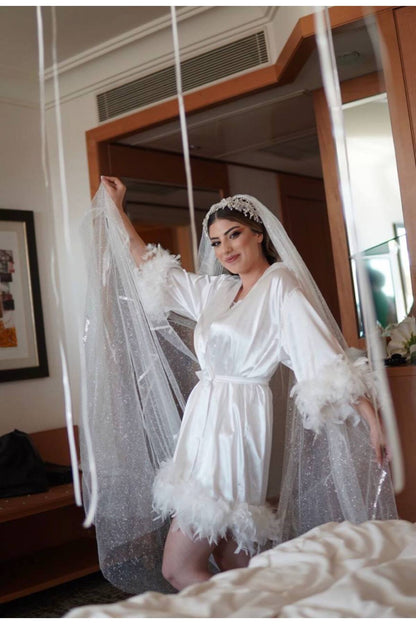 Kadın Beyaz Kollar Ve Etek Ucu Kaz Tüylü Saten Bride Sabahlık